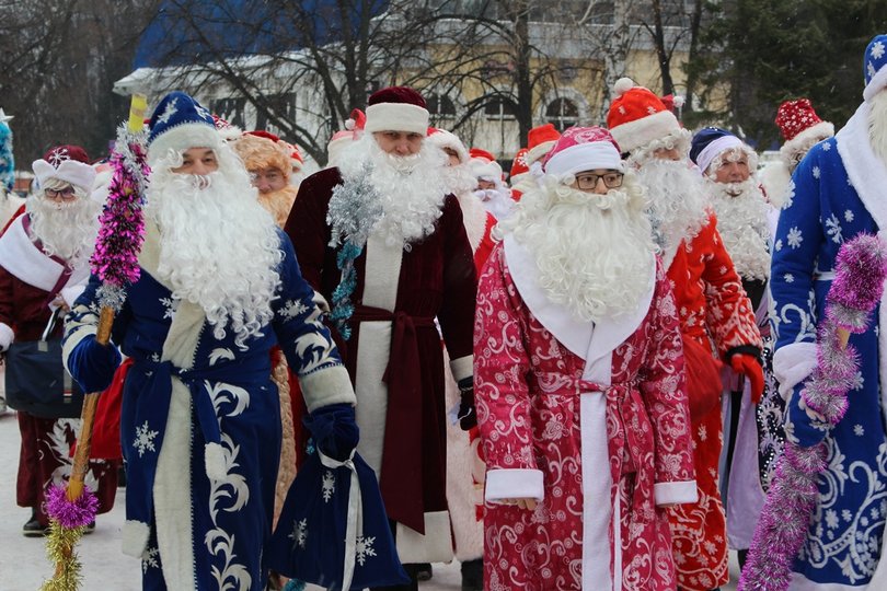 Дедом уфа. Парад дед Морозов Уфа. Парад дедов Морозов в Уфе 2019. Пара дедов Морозов иенугрочек ВУФЕ. Шествие дедов Морозов Уфа 2020.