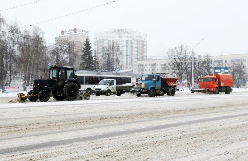 Очищать Уфу от снега выехали более трехсот машин