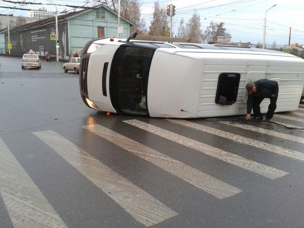 В центре Уфы перевернулся пассажирский автобус 