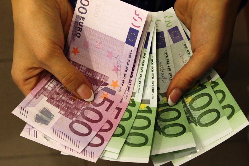 Курс евро опустился до уровня мая 2015 года