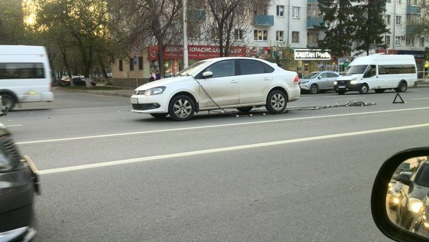 На проспекте Октября в Уфе на машину упала гирлянда