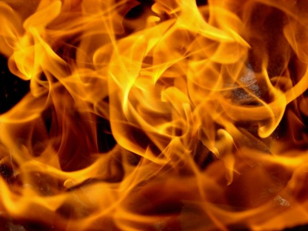 В Уфе загорелся двухэтажный дом: есть пострадавший