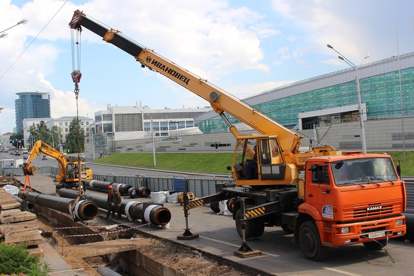 Рабочие приступили к монтажу нового трубопровода на одной из центральных улиц Уфы