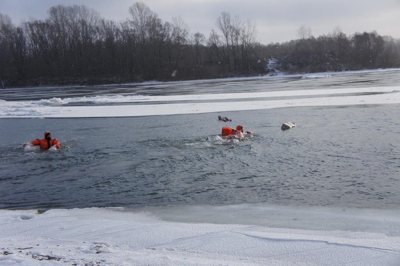 В Уфе прошли учения по спасению людей из ледяной воды