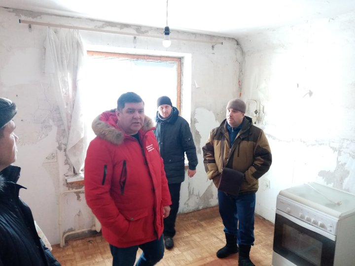 Министр ЖКХ Башкирии посетил аварийный дом в Давлеканово 