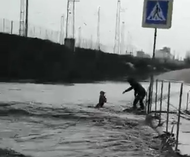В Башкирии мальчика сбил с ног и начал уносить поток талой воды
