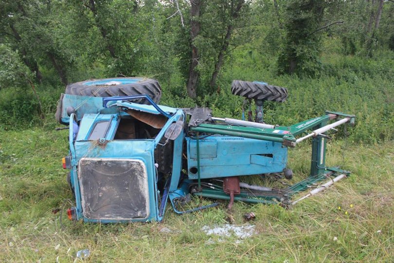 Житель Башкирии погиб, перевернувшись на тракторе