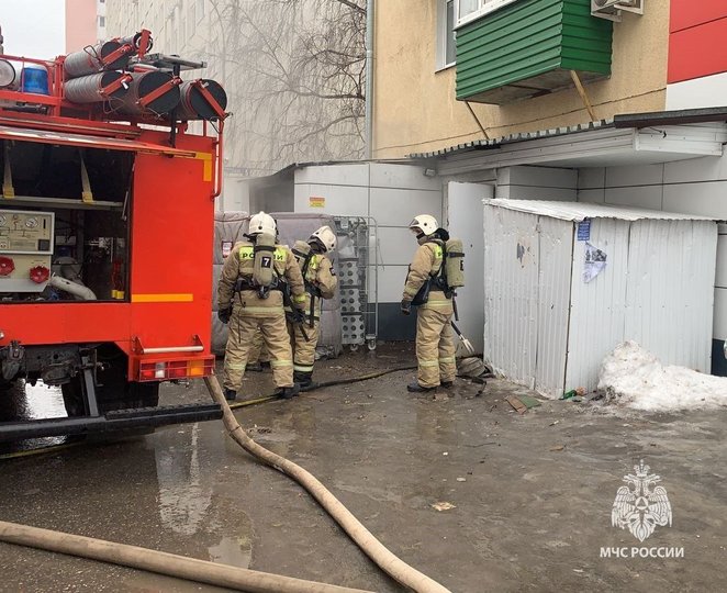 В Уфе из-за пожара из магазина «Магнит» повалил дым