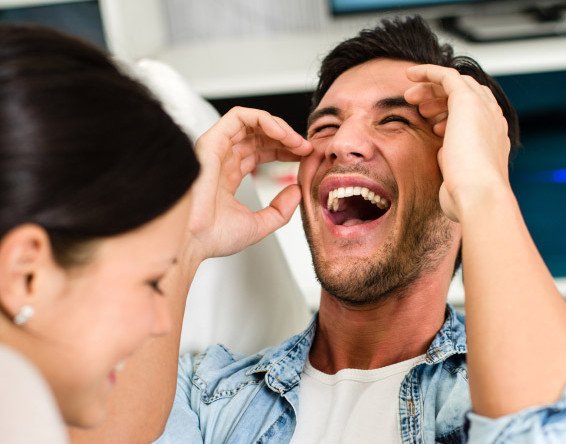 Смех укрепляет и продлевает отношения между мужчиной и женщиной