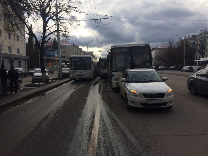 В Уфе столкнулись два автобуса: пострадали двое пассажиров