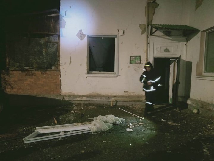В Башкирии ночью взорвавшийся самогонный аппарат повредил дом