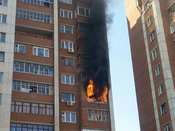 Видео: в Уфе горит квартира в многоэтажном жилом доме