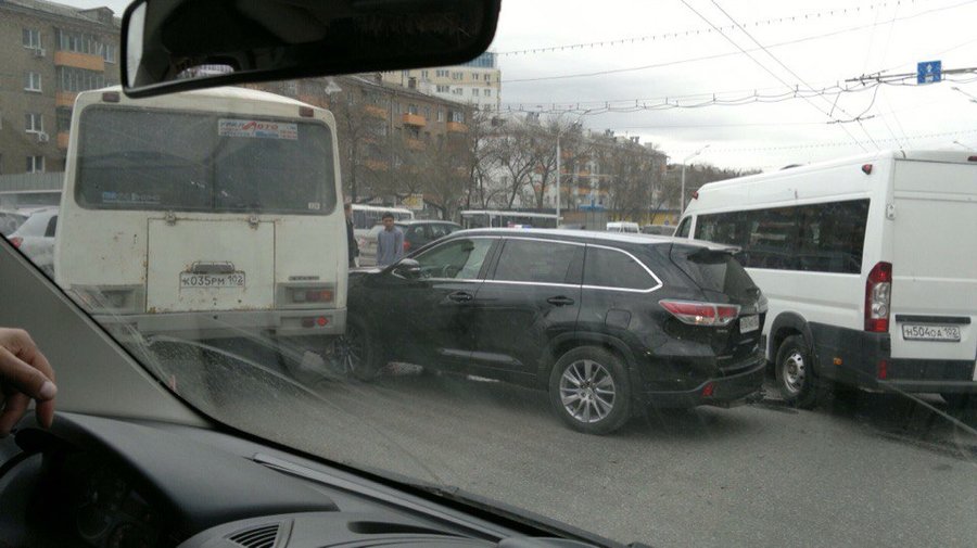 В Уфе ДТП на проспекте Октября вызвало большую пробку