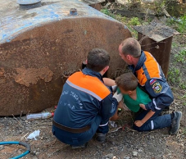 В Уфе спасатели нашли пропавшего накануне 11-летнего мальчика в железной емкости