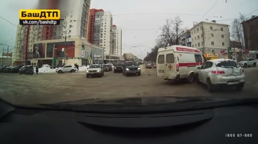 В сети появилось видео ДТП с машиной скорой помощи в Уфе