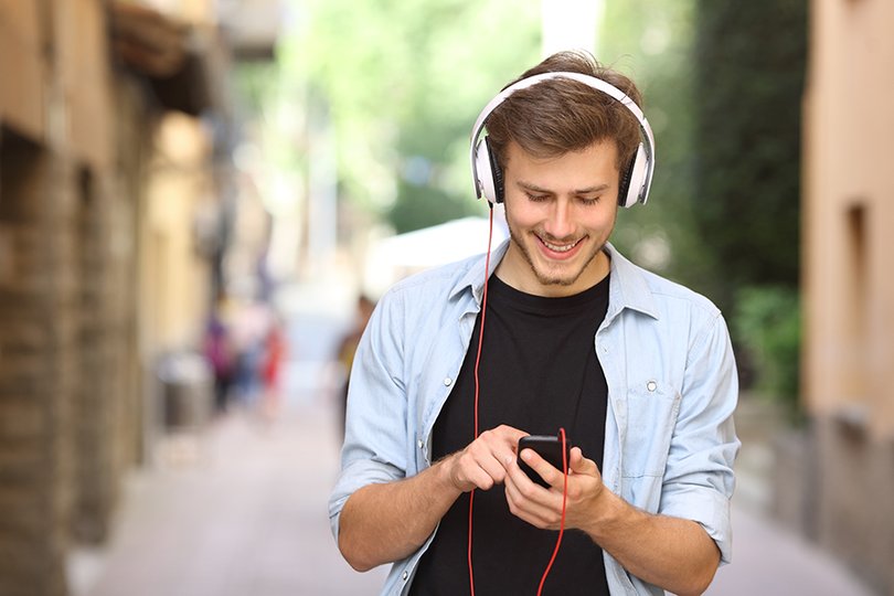 Жители России стали меньше слушать музыку