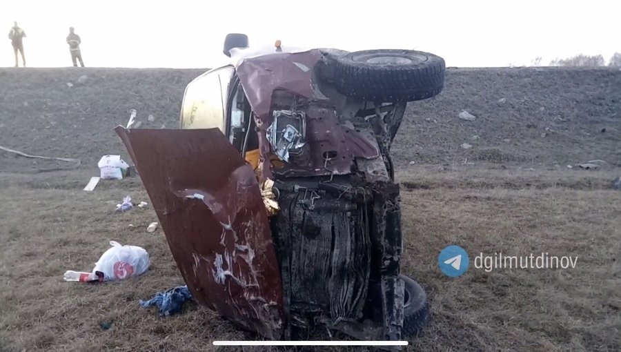 В Башкирии на трассе перевернулась машина, в которой находились семь человек