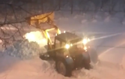 В Уфе трактор застрял во время уборки снега