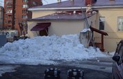 В Уфе снег завалил вход в подъезд жилого дома