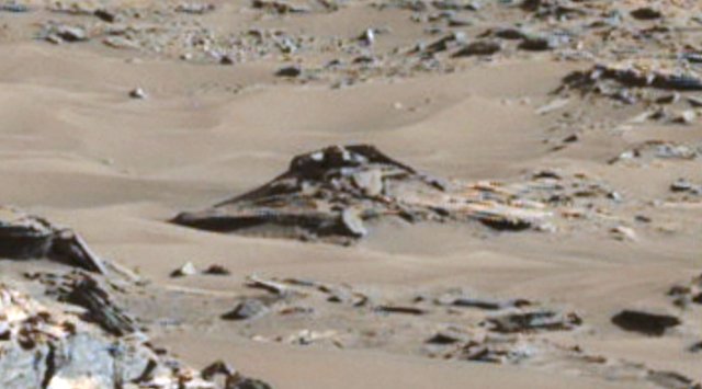 Уфолог обнаружил место крушения НЛО на снимках Марса
