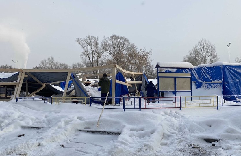 В Уфе на детскую площадку рухнули доски со снегом