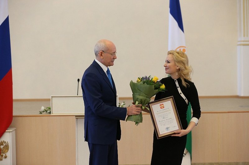 Рустэм Хамитов вручил женщинам государственные награды