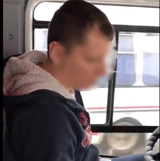 «Просто он тоже человек»: В Уфе водитель автобуса показал пассажирке средний палец
