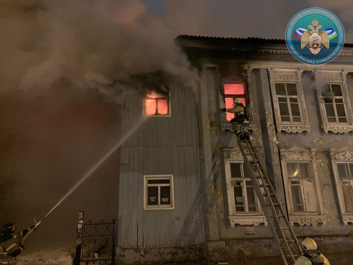В Уфе пожарные 1,5 часа тушили горевший памятник архитектуры