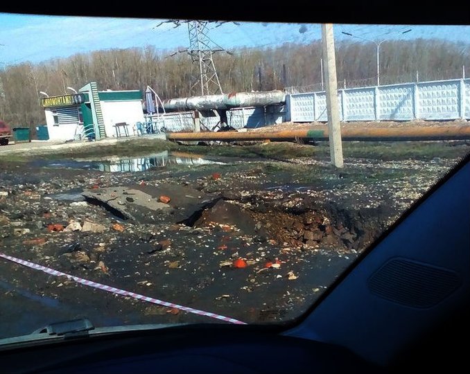 В Уфе на месте утечки воды обвалился асфальт