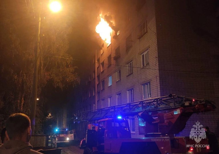 В Башкирии пожарные вывели 15 человек из горящего дома