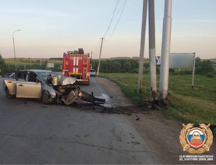 В Башкирии погиб пассажир иномарки, наехавшей на электроопору на трассе