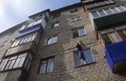 Житель Башкирии повис на бельевой веревке между этажами многоквартирного дома