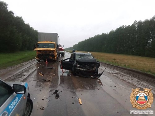 В Башкирии Renault Logan врезался в КамАЗ: Пассажир легковушки погиб на месте