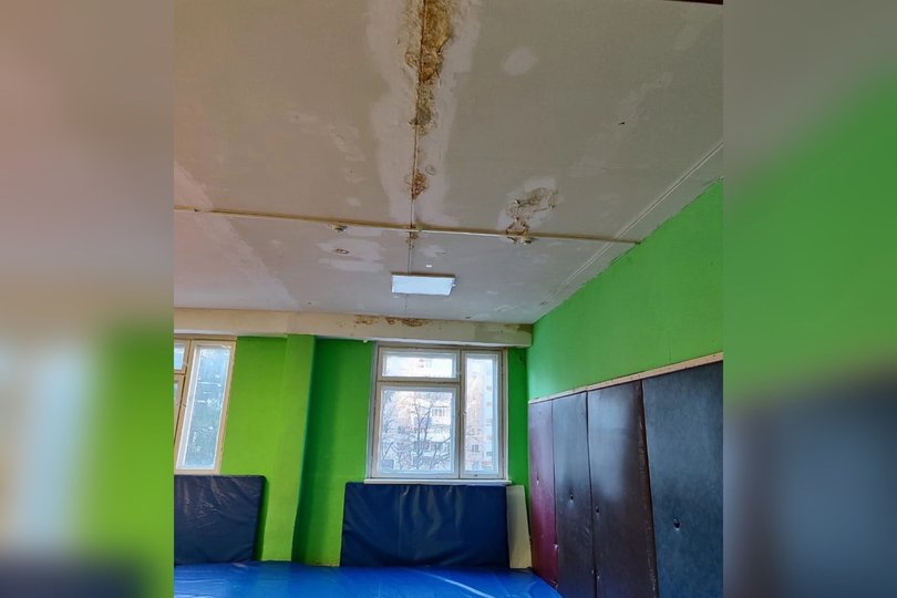 «Здание в плачевном состоянии»: Уфимцы сообщили, что городскую спортшколу заливает водой