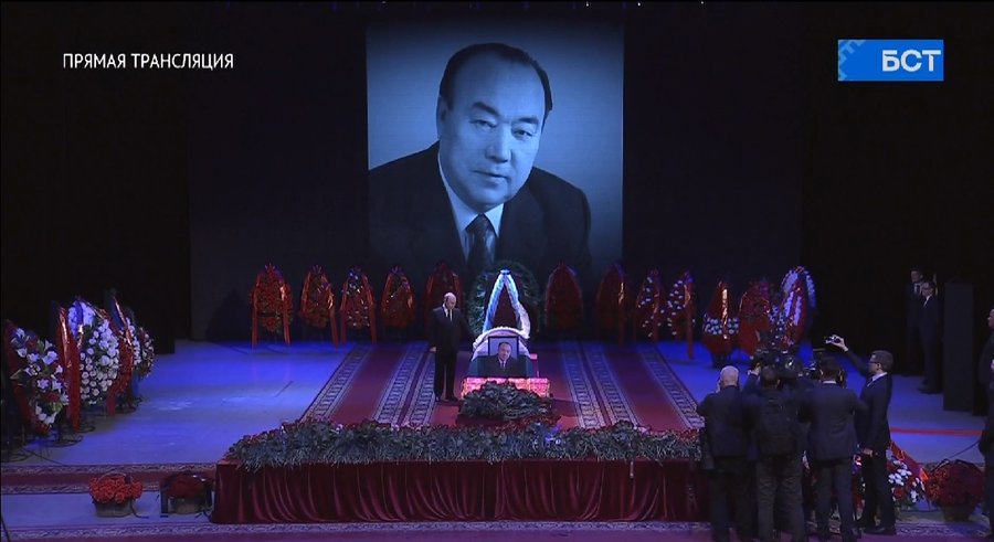Владимир Путин возложил цветы к гробу Муртазы Рахимова