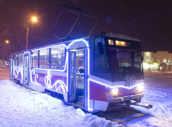 По Уфе разъезжают разукрашенные новогодние трамваи и троллейбус