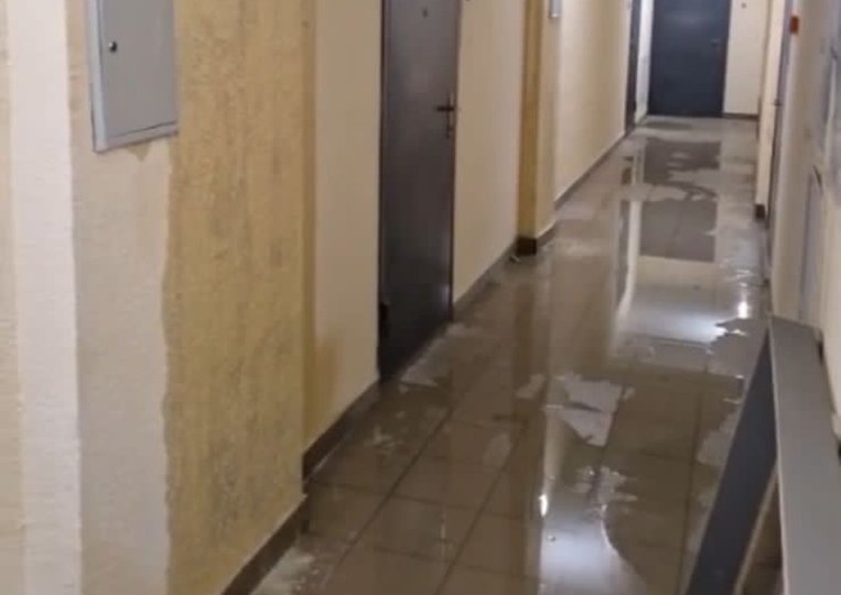 «Текло по стенам, квартирам, лифтам»: В Уфе затопило жилой подъезд