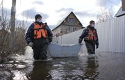 Паводок в Уфе: Затопленные дворы и спасатели на лодках 