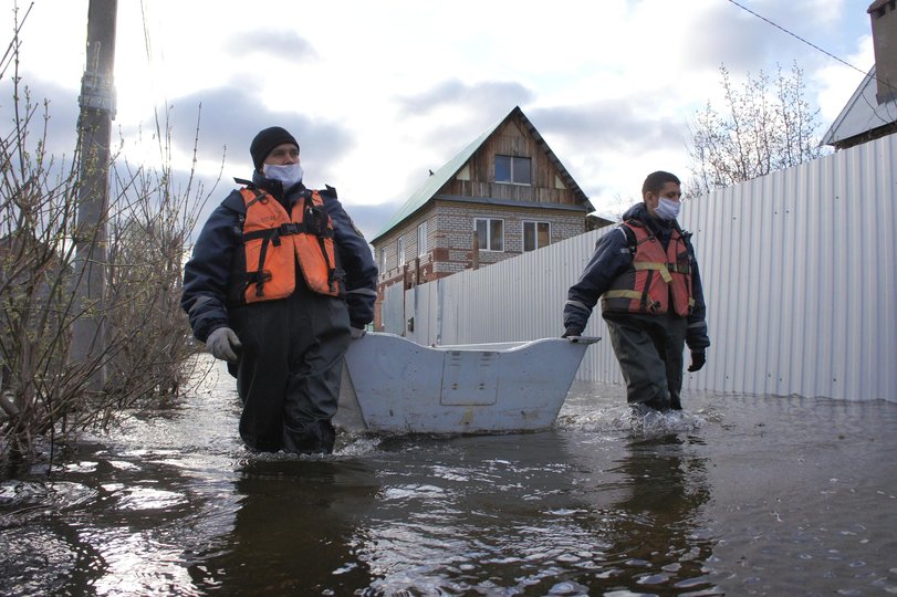 Паводок в Уфе: Затопленные дворы и спасатели на лодках 