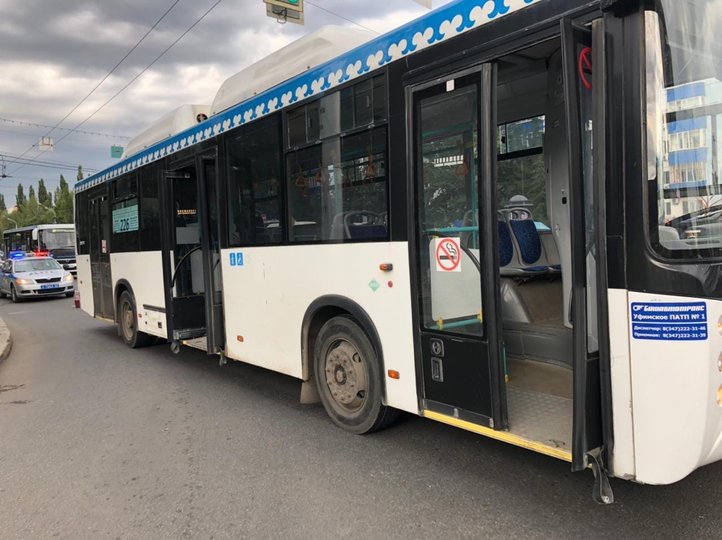 В Уфе водитель грузовой ГАЗели врезался в автобус с пассажирами