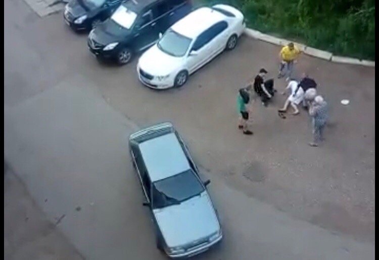 Трое на одного: Жители Башкирии под окнами своего дома увидели «бои без правил»