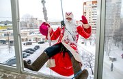 «Папа, Дед Мороз спустился с крыши!» – Сказочный волшебник удивил маленьких пациентов 22 больницы