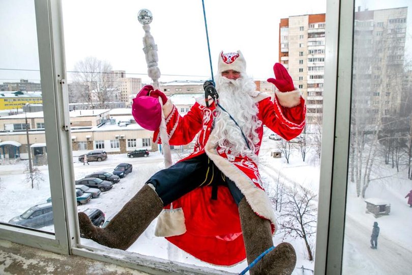 «Папа, Дед Мороз спустился с крыши!» – Сказочный волшебник удивил маленьких пациентов 22 больницы