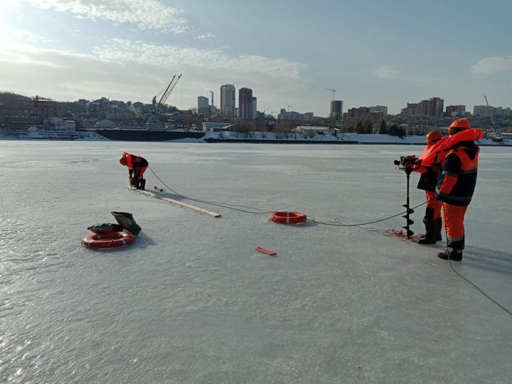 Подготовка к половодью: В Уфе проводят чернение и распиловку льда на реках
