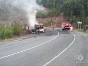 В Башкирии на трассе на ходу загорелся автобус с туристами