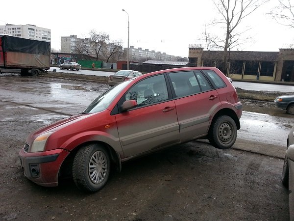 В Уфе автомобиль провалился в колодец