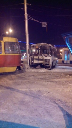 На проспекте Октября в Уфе пассажирский автобус врезался в столб