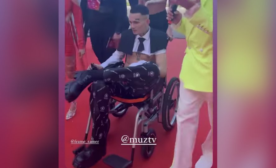 Моргенштерн приехал на премию «Муз-ТВ» в инвалидной коляске