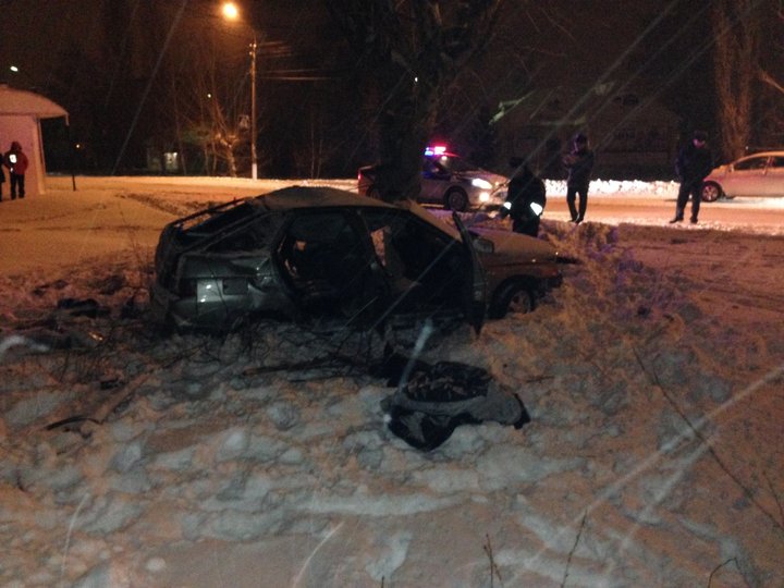 В Башкирии водитель и пассажир погибли при наезде на дерево