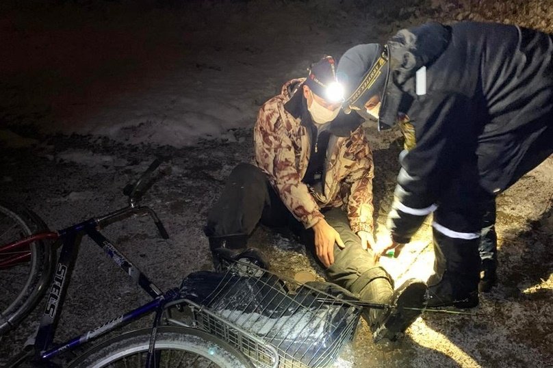 В Уфе спасатели помогли повредившему колено рыбаку